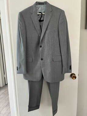 2 pc suit. 40R. Tellino Italian. Cuff pants. 100% liteweight wool. Grey